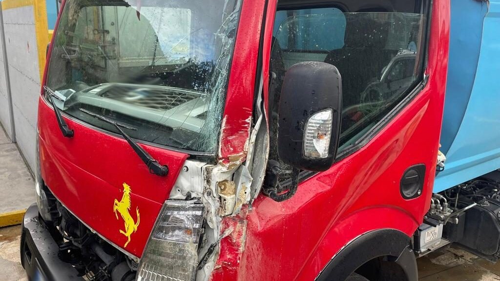 Il camion dei rifiuti dopo lo schianto