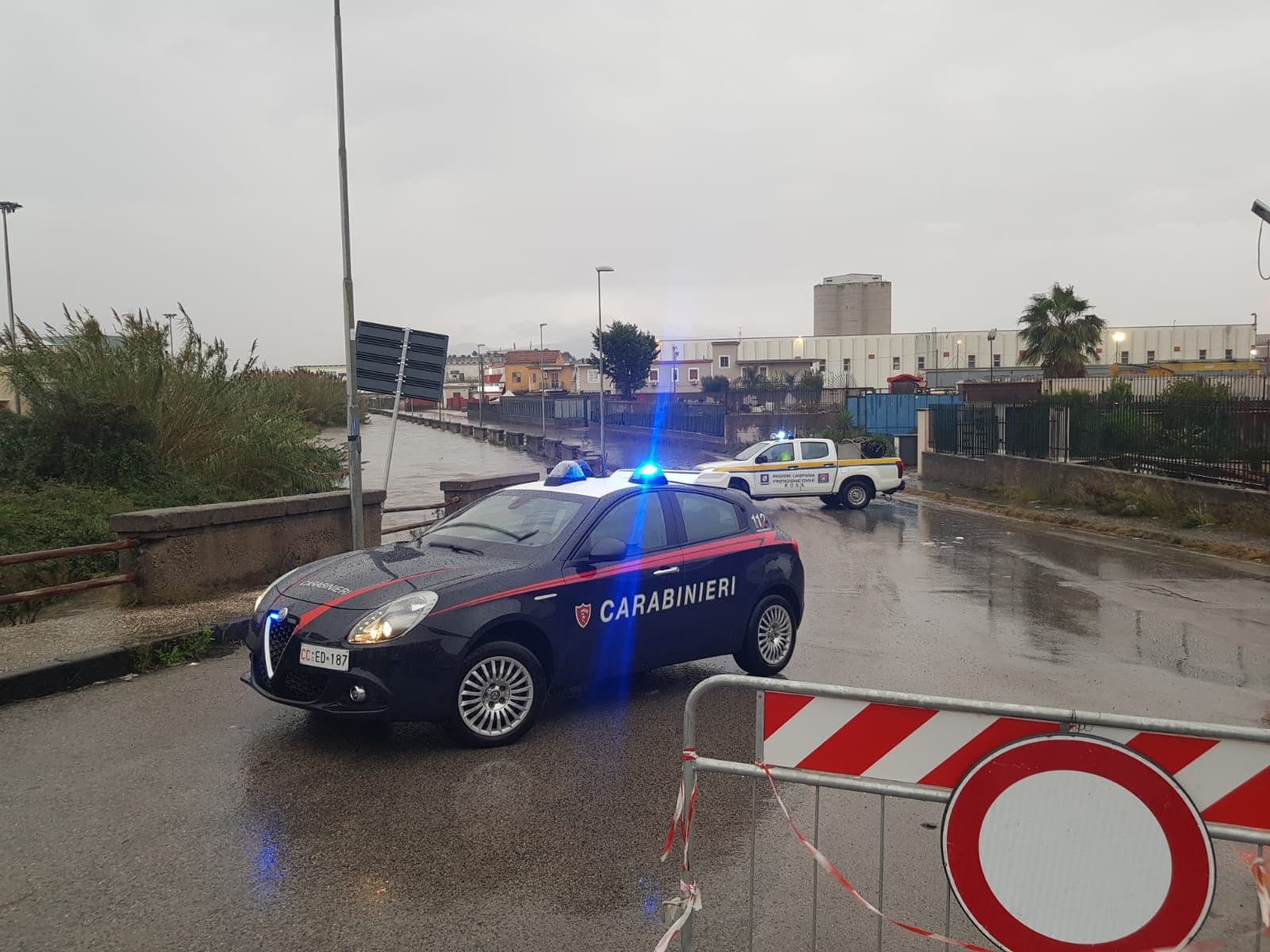 Maltempo, bloccata in casa senza farmaci salvavita: salvata con un gommone a Castellammare