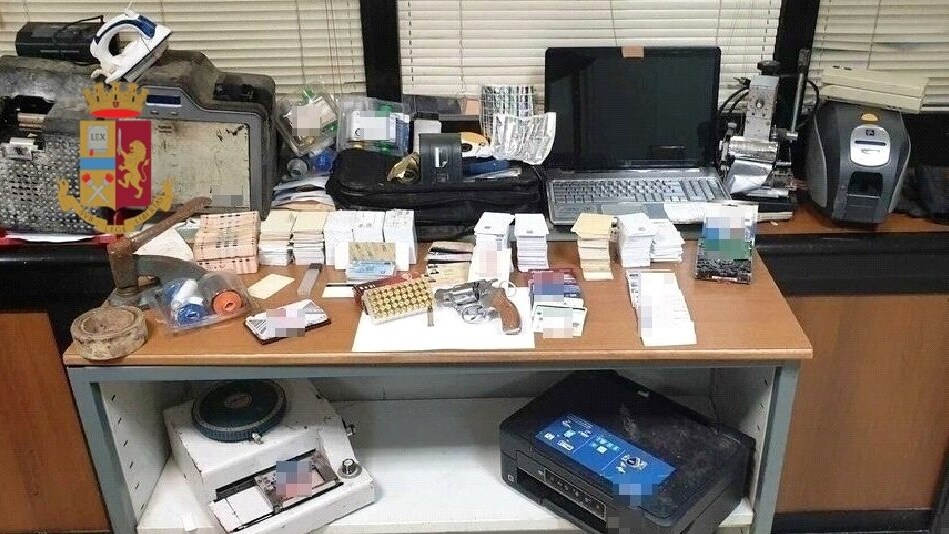 La centrale del falso smantellata dalla Polizia.