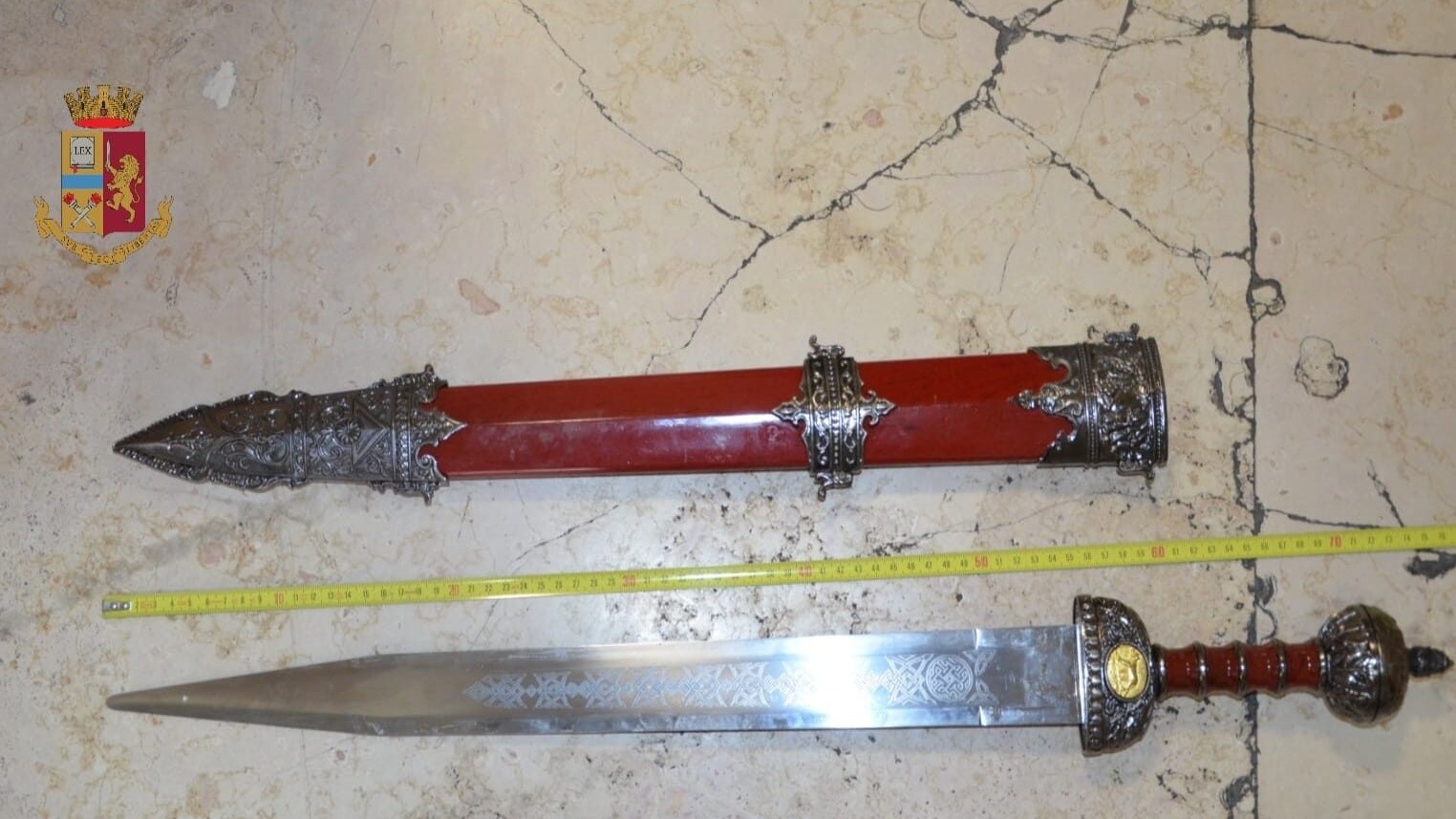 La riproduzione della daga romana usata nell'aggressione