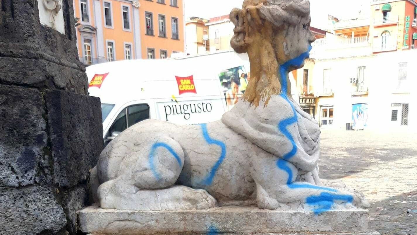 Le immagini del degrado di Piazza Mercato. Foto / Francesco Emilio Borrelli