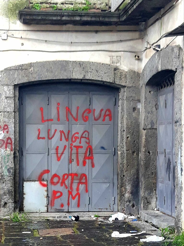 Le immagini del degrado di Piazza Mercato. Foto / Francesco Emilio Borrelli