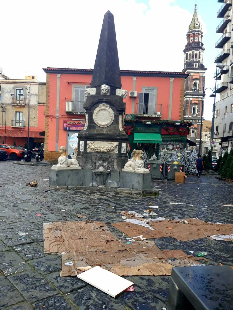 Le immagini del degrado di Piazza Mercato. Foto / Francesco Emilio Borrelli