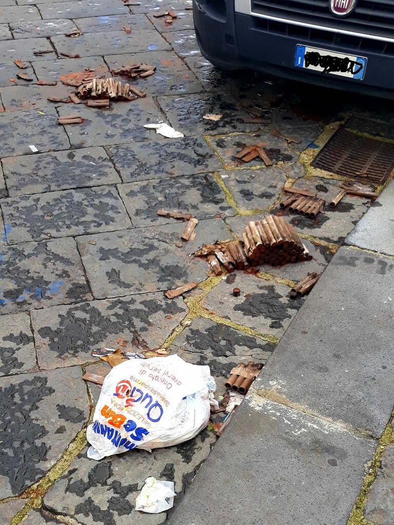 Le immagini del degrado di Piazza Mercato. Foto / Francesco Emilio Borrelli