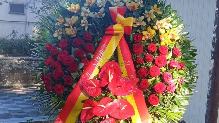 La corona di fiori posta dal Comune di Napoli su via Stadera