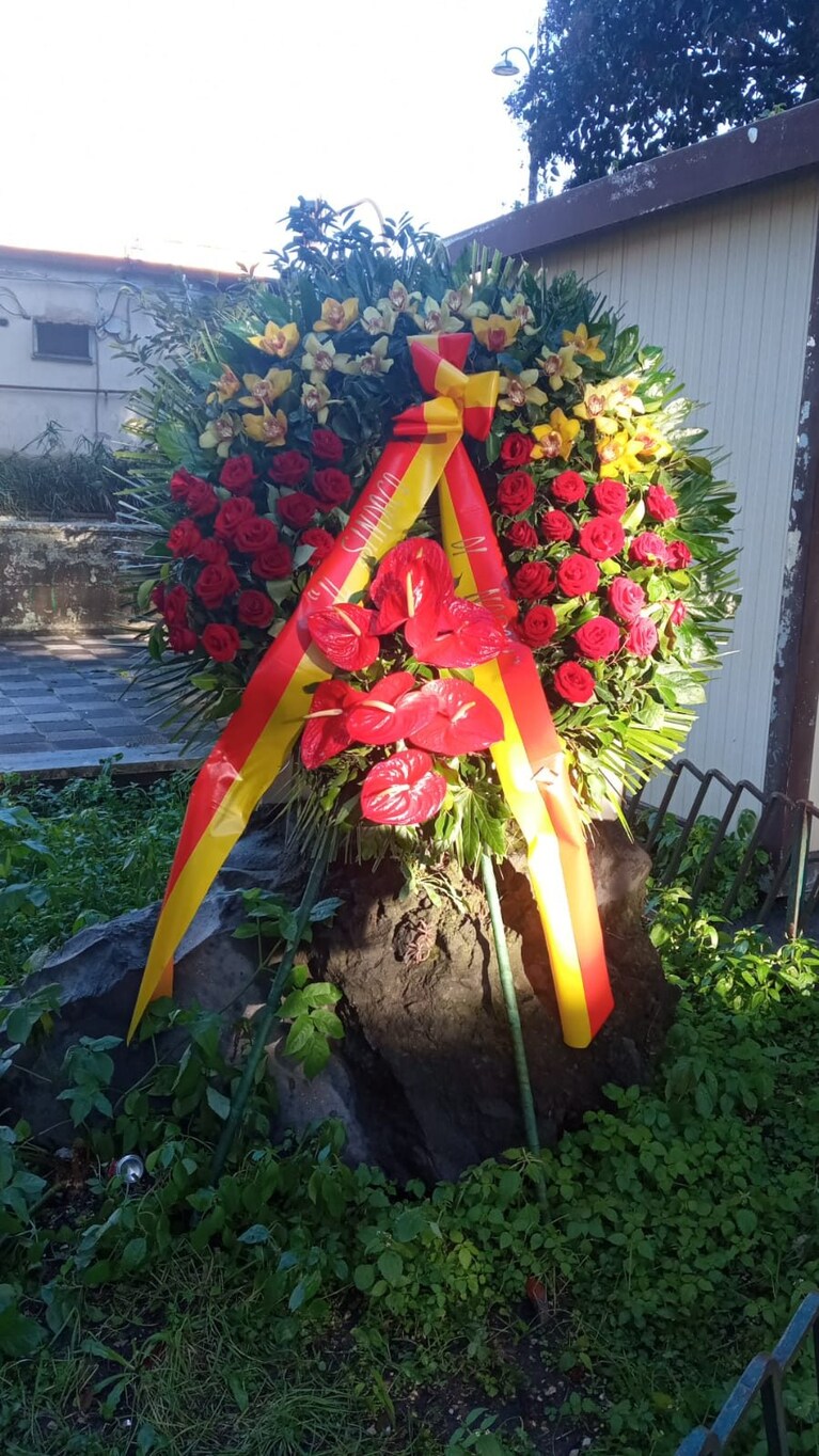 La corona di fiori posta dal Comune di Napoli su via Stadera
