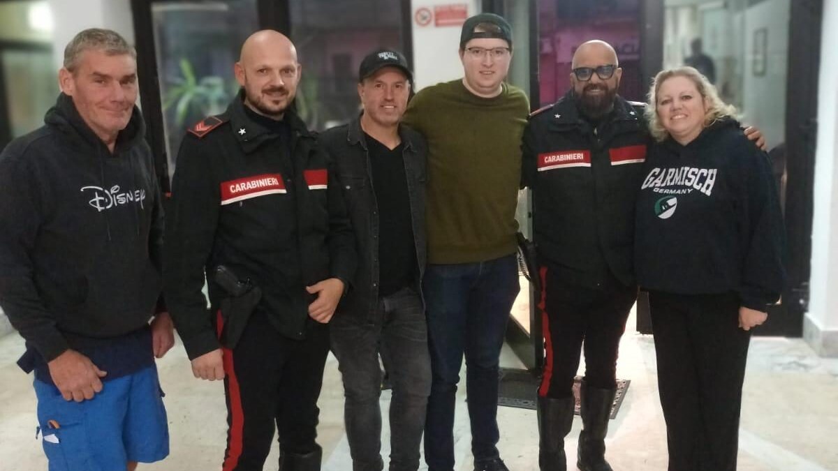 I carabinieri e i componenti della band statunitense