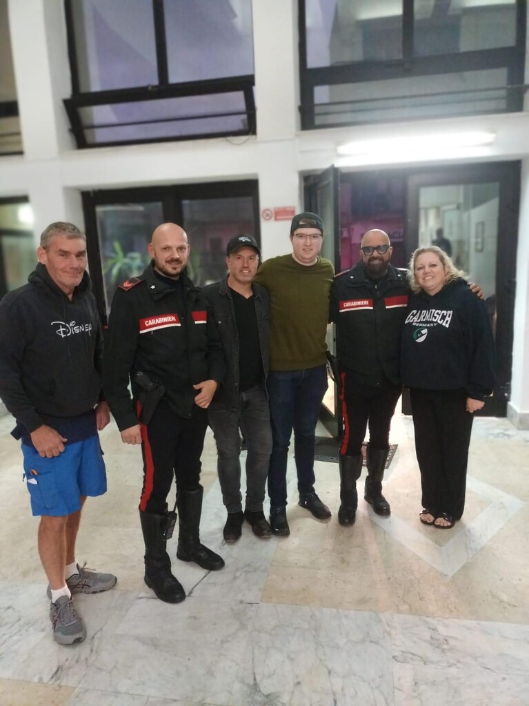 I carabinieri e i componenti della band statunitense