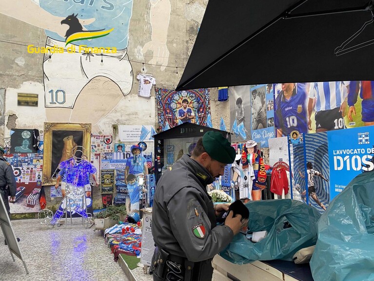Le Fiamme Gialle nel "Largo Maradona" ai Quartieri Spagnoli