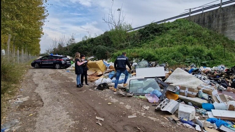 I carabinieri sul posto dove sono stati accantonati i rifiuti