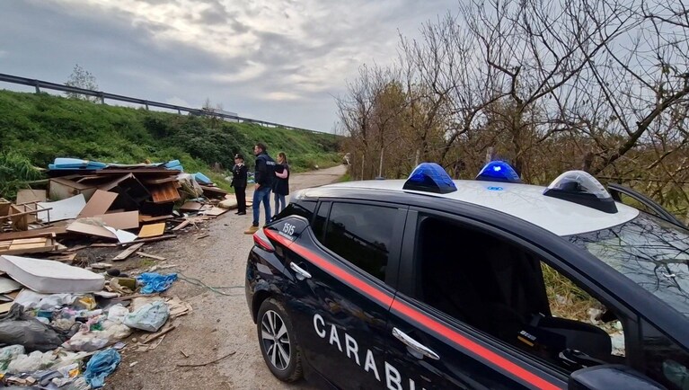 I carabinieri sul posto dove sono stati accantonati i rifiuti