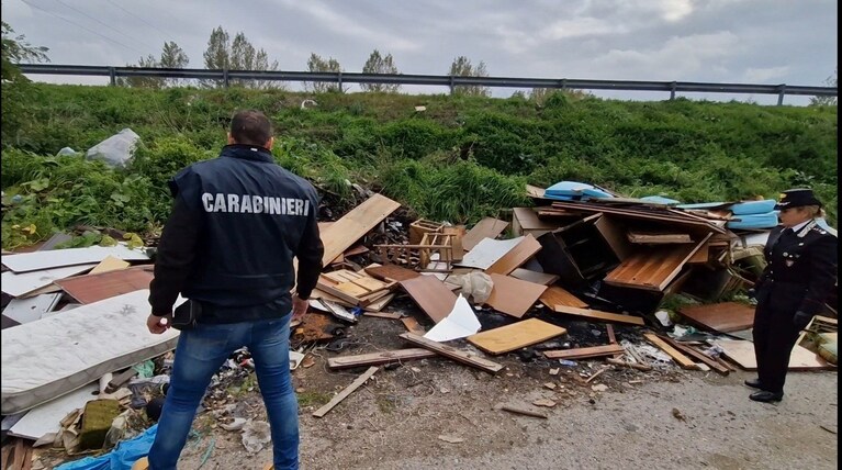 I carabinieri sul posto dove sono stati accantonati i rifiuti