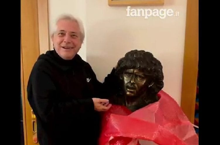 Nino D'Angelo scarta il suo regalo di Natale: un busto di Diego Armando Maradona