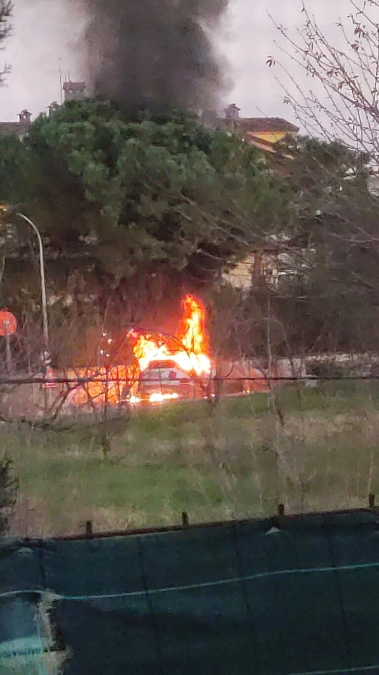 L'automobile in fiamme a Melito di Napoli. Foto / Facebook Melito Futura