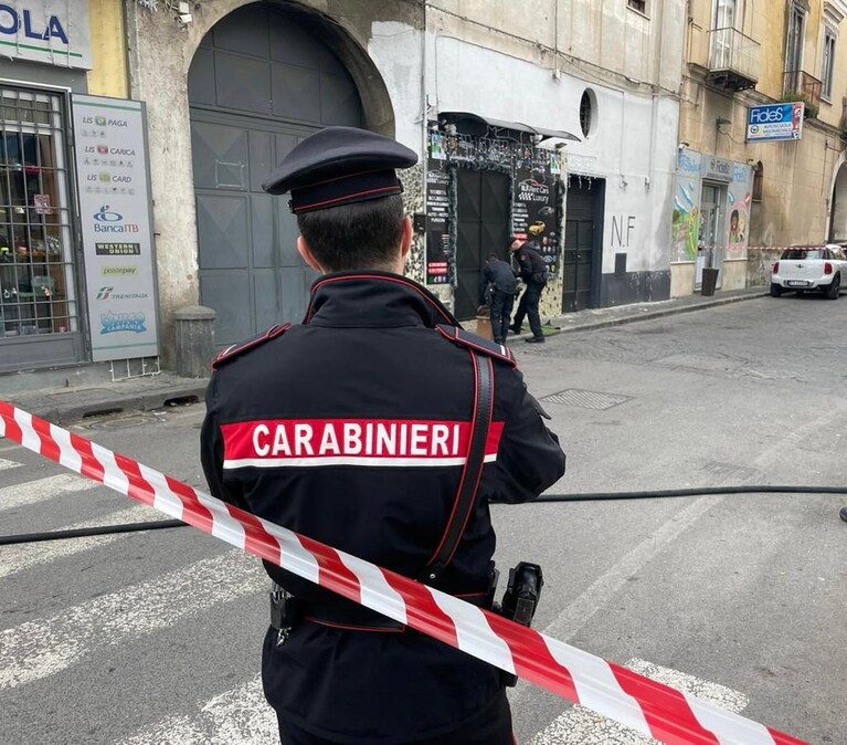 Le operazioni di disinnesco dell'ordigno da parte dei carabinieri di Caivano