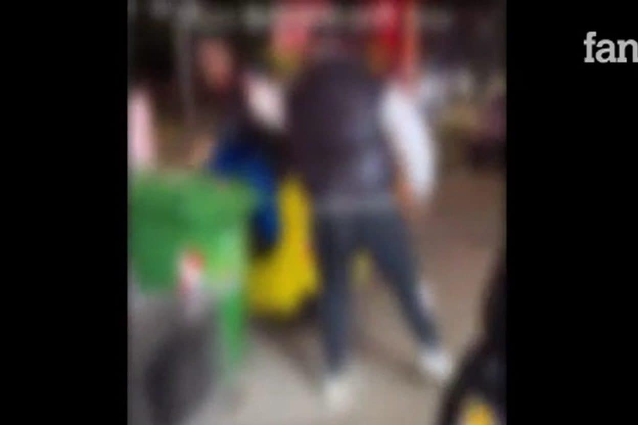 Napoli, bulli fanno entrare uomo nel bidone dei rifiuti e lo rovesciano. Il video postato su TikTok