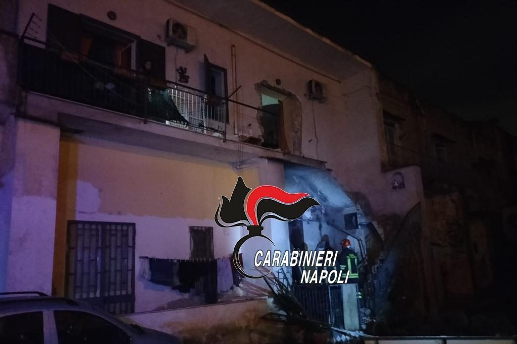 Esplosione in casa la notte di Natale, scoppia la bombola: ma la famiglia si salva nel Napoletano