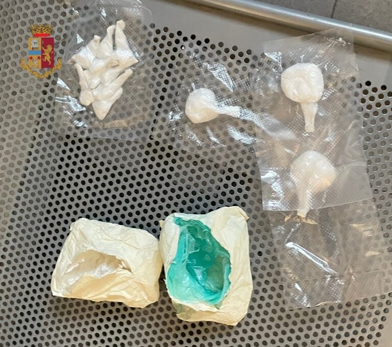 La cocaina nascosta all'interno dei montanti di un'impalcatura a Forcella