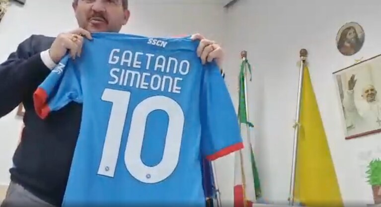 Il consigliere Nino Simeone con la maglia regalo del Calcio Napoli