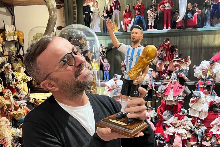 Il maestro Genny Di Virgilio con la statuina di Leo Messi campione del mondo con l'Argentina