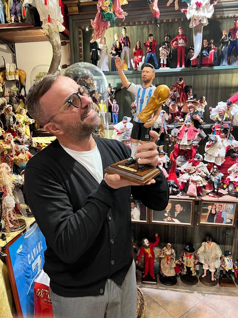 Il maestro Genny Di Virgilio con la statuina di Leo Messi campione del mondo con l'Argentina