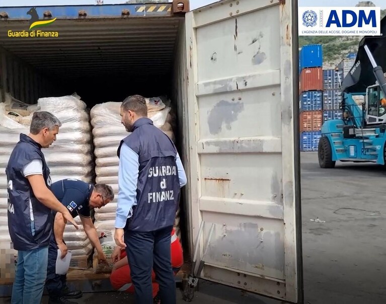 Il pellet contraffatto sequestrato dalla Guardia di FInanza nel Porto di Salerno