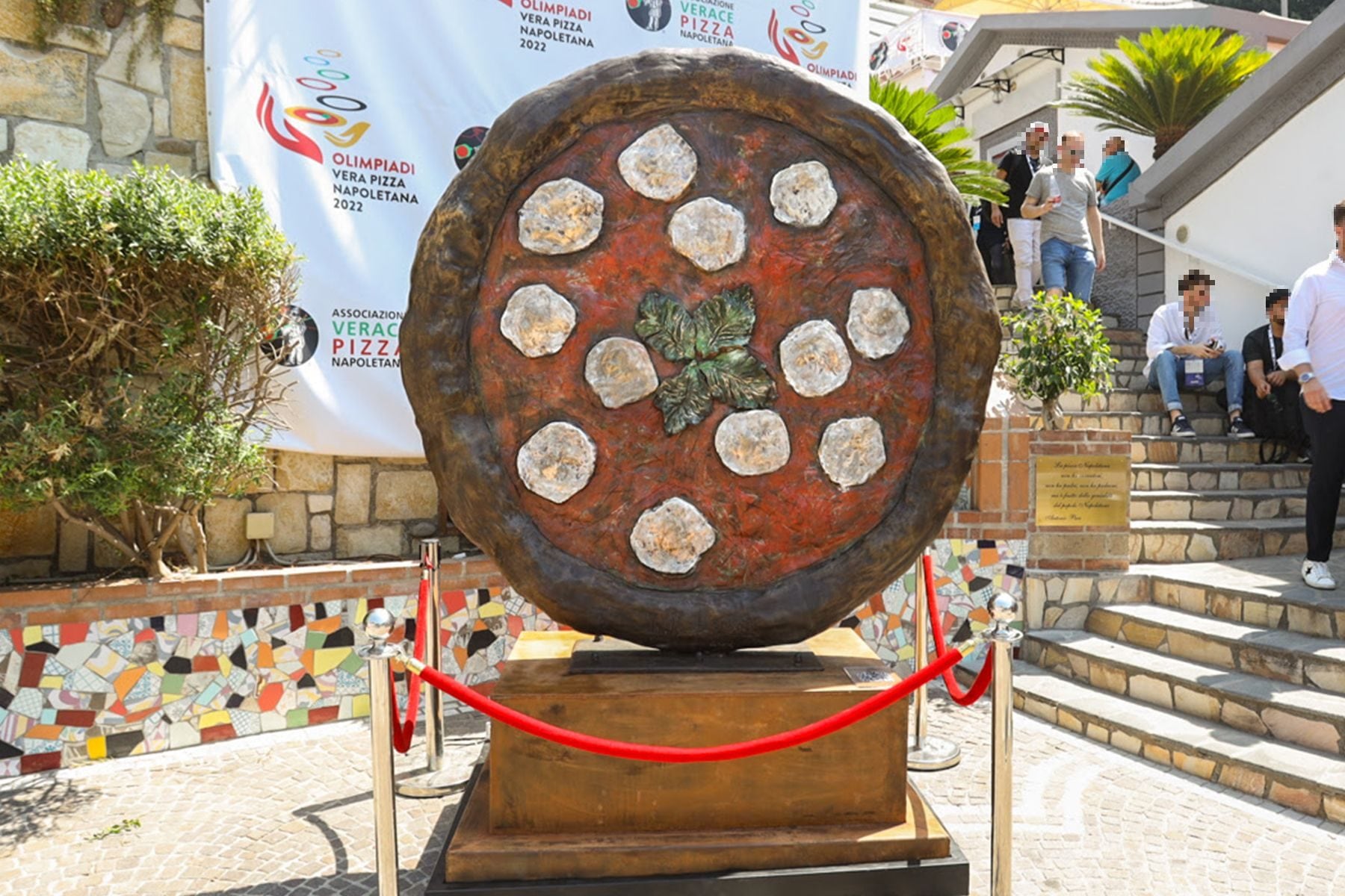 A Napoli una pizza in bronzo di 2 metri per omaggiare l'arte del pizzaiolo: ipotesi piazza Municipio