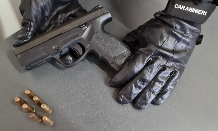La pistola recuperata dai carabinieri assieme ai proiettili