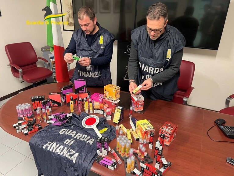 Sigarette elettroniche di vario tipo sequestrate dai finanzieri di Avellino in un'attività commerciale