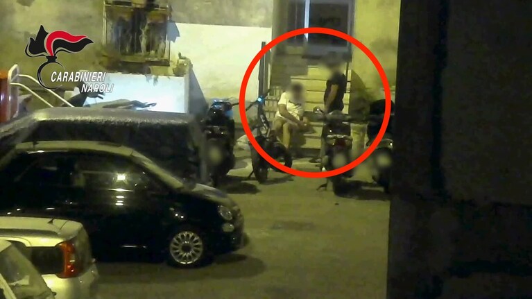 Una delle fasi di spaccio immortalate dai carabinieri durante un appostamento