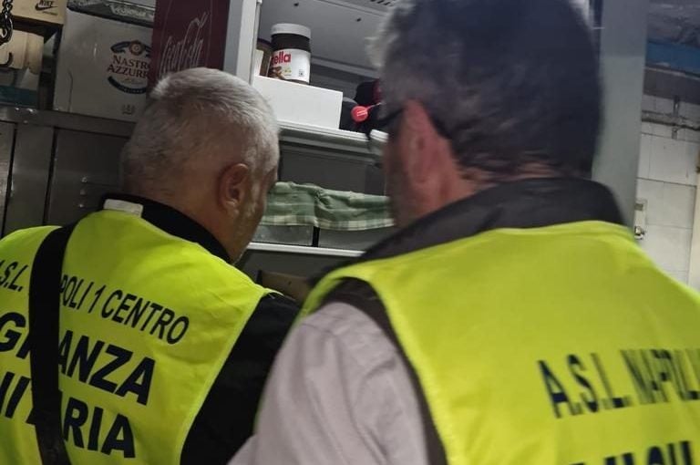 Sicurezza alimentare, controlli Asl a Napoli: chiusi 2 ristoranti, 108 chili di cibo sequestrati