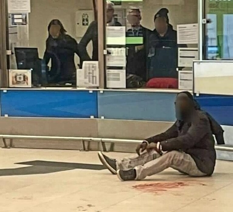 L'uomo ferito nella stazione Circum di Piazza Garibaldi. Foto Facebook / Circumvesuviana. Guida alle soppressioni e ai misteri irrisolti