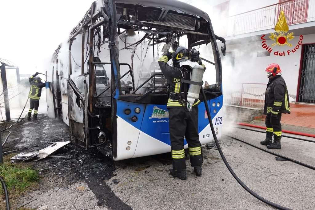 A fuoco un bus Air Avellino, terrore a bordo mezzo avvolto dalle fiamme A fuoco un bus Air Avellino, terrore a bordo mezzo avvolto dalle fiamme