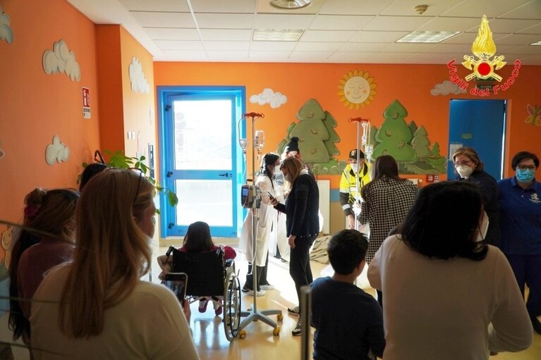 Doni e giochi per i bambini all'ospedale Moscati di Avellino