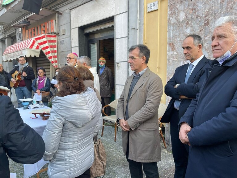 La messa commemorativa ad un anno dal crollo del cimitero di Poggioreale