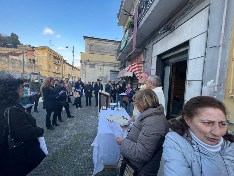 La messa commemorativa ad un anno dal crollo del cimitero di Poggioreale