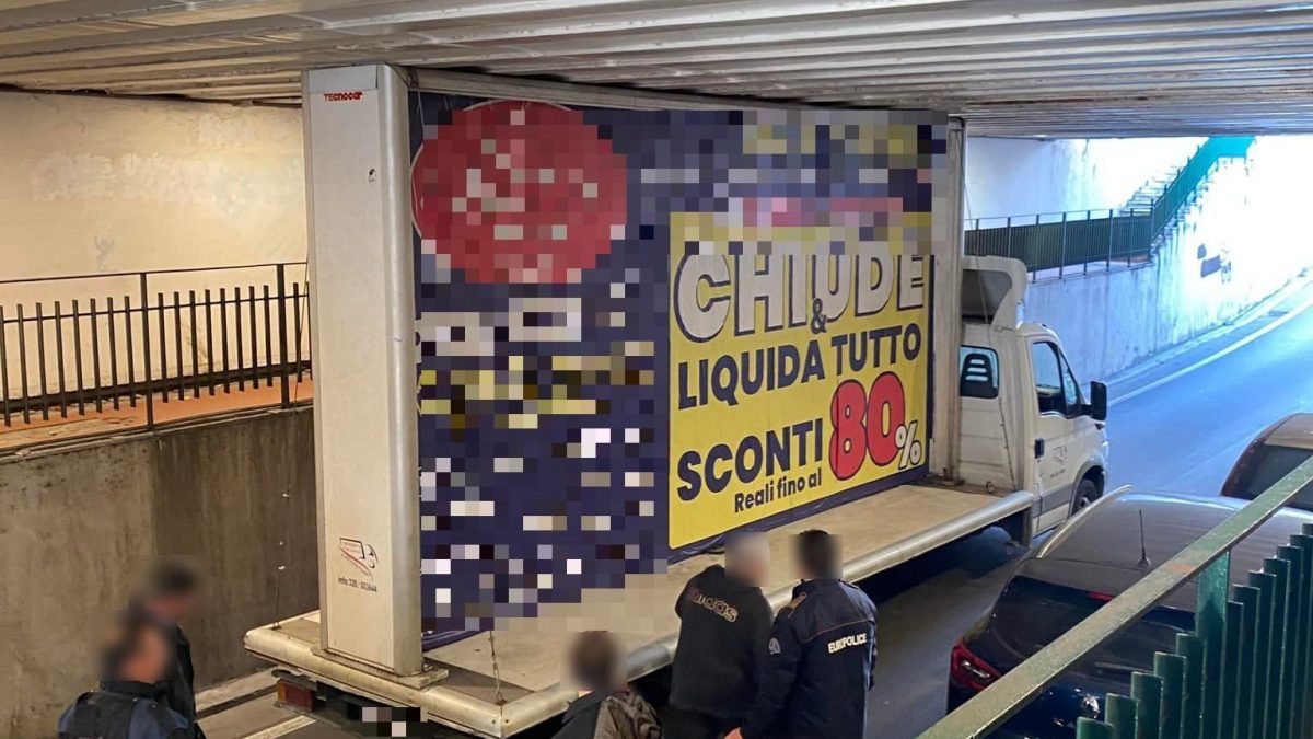 Il furgoncino pubblicitario rimasto incastrato nel sottopasso. Foto Facebook / Figli delle Chiancarelle