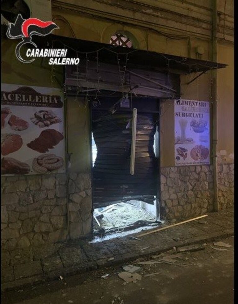 L'esterno della macelleria dopo l'esplosione