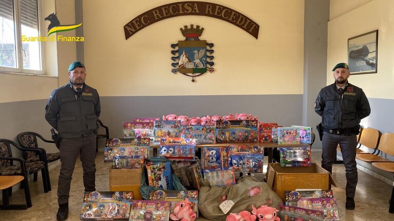 I giocattoli sequestrati assieme alle Calze della Befana sequestrati dalla Guardia di Finanza di Napoli