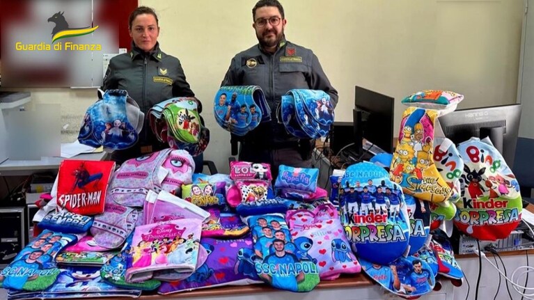 Le calze della Befana sequestrata dalla Guardia di Finanza di Napoli