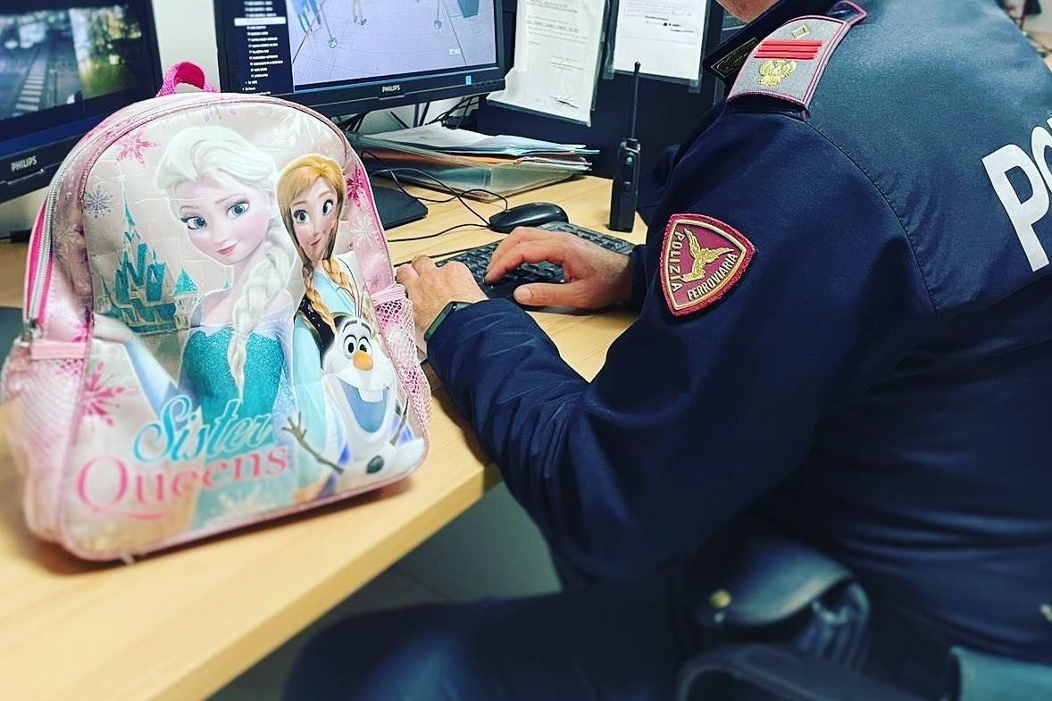 Bimba perde il pupazzo che le hanno regalato durante il ricovero, la Polizia glielo ritrova