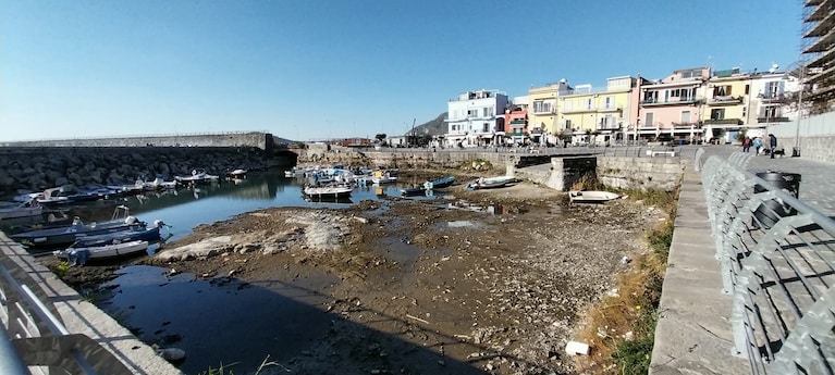 La Darsena di Pozzuoli con il livello dell'acqua completamente azzerato. Foto Facebook / Ciro Biondi