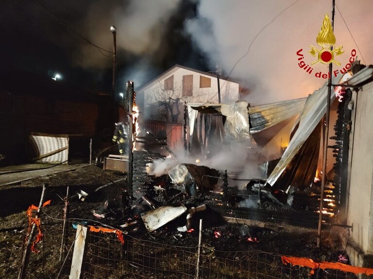 L'incendio nella notte a Paternopoli
