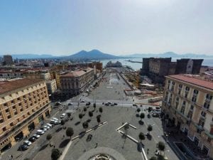 Il 14enne accoltellato in piazza Municipio è fuori pericolo. Il sindaco Manfredi: “Tragedia sfiorata”