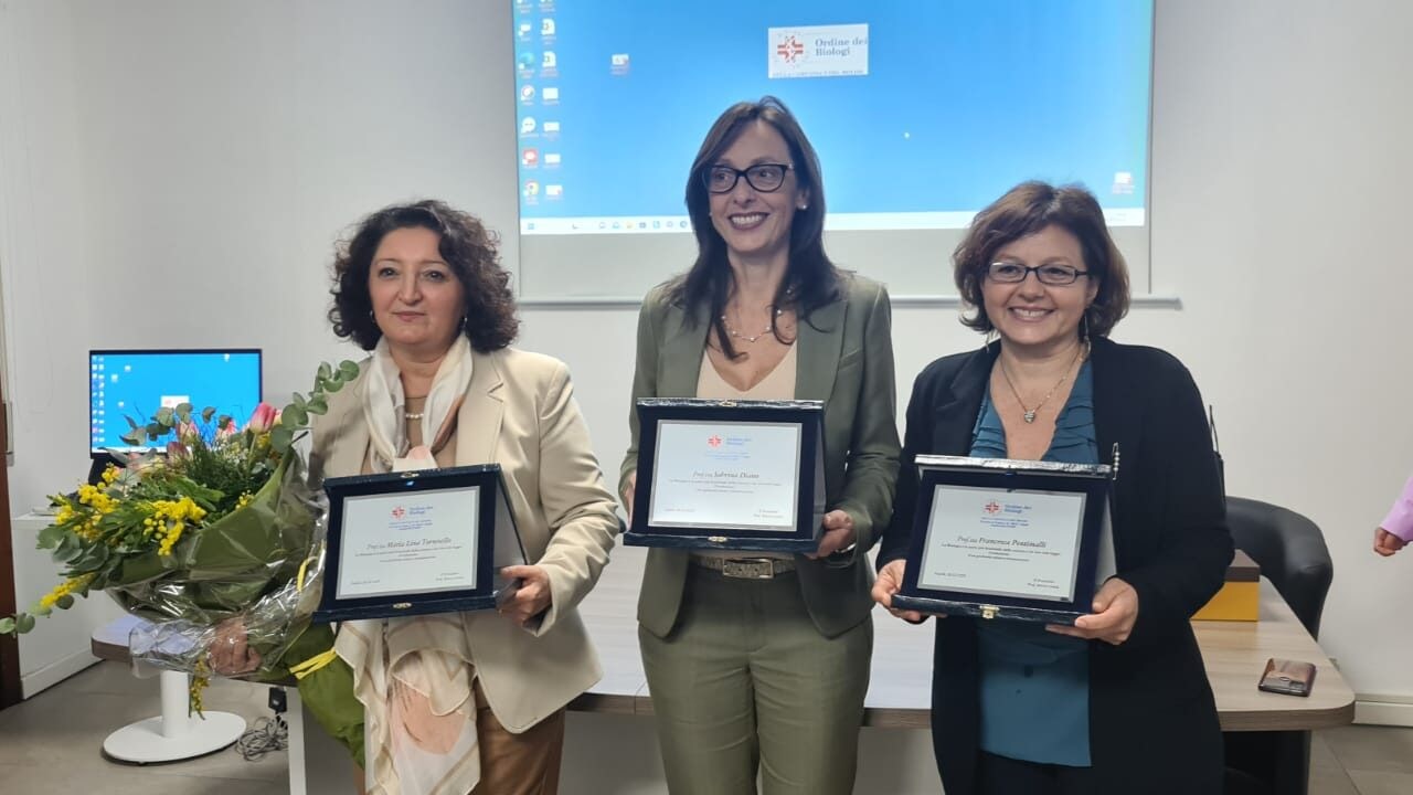 Da sinistra: Maria Lina Tornesello, Sabrina Diano e Francesca Pentimalli, le biologhe premiate.