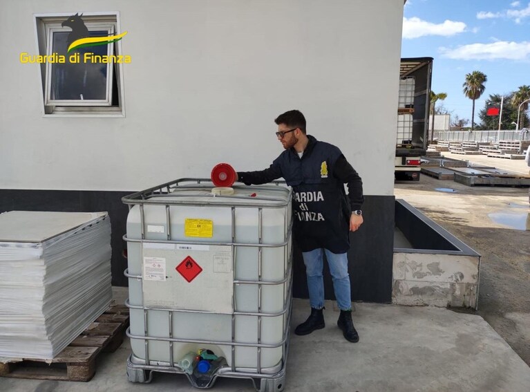 L'alcol etilico sequestrato dalla Guardia di Finanza