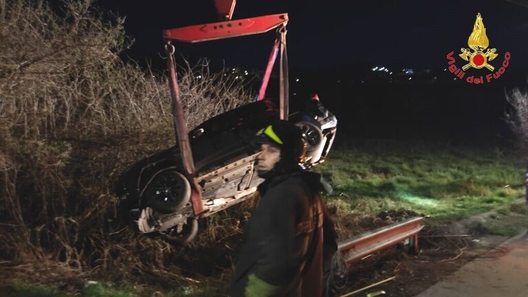 La vettura recuperata dalla scarpata dai Vigili del Fuoco di Avellino