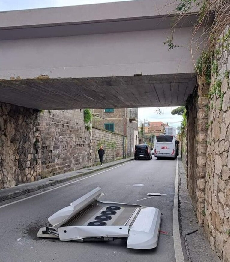 Il condizionatore staccatosi dal bus. Foto Facebook / Circumvesuviana. Guida alle soppressioni e ai misteri irrisolti
