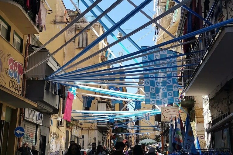 I preparativi per la festa Scudetto a Forcella. Foto / Fanpage.it