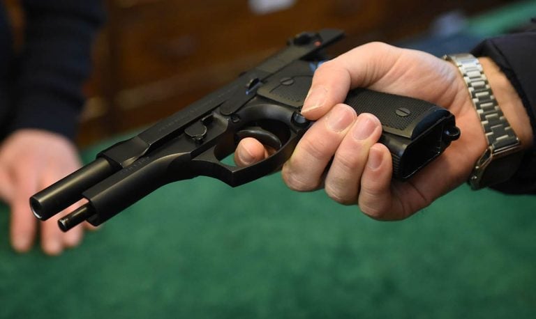 Canna sostituita e via il tappo rosso: così la pistola a salve può
